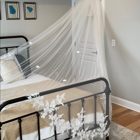 Vintage Lace Royal Wedding Veil - Picture 3 of 8